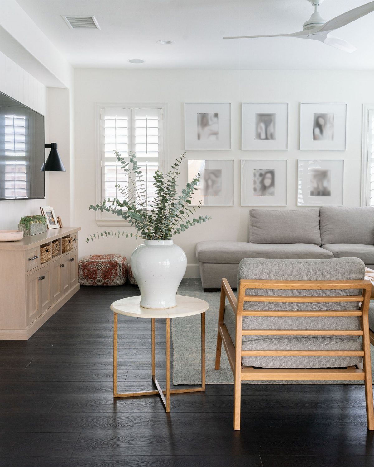 Floor and Wall Color Combinations: 27 Rooms That Get It Right 8 Black hardwood floors in a bright living room with white walls and gray furniture.