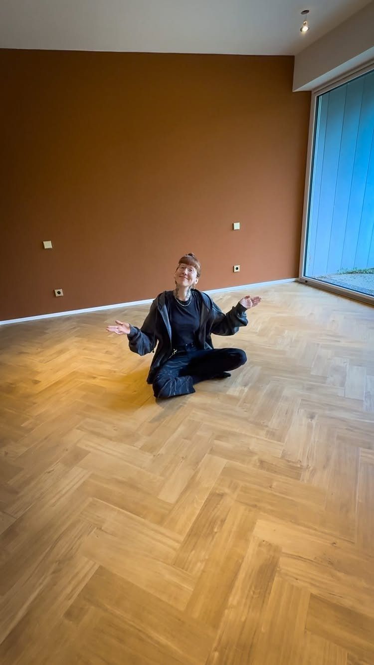Floor and Wall Color Combinations: 27 Rooms That Get It Right 10 A person sitting on golden herringbone hardwood floors in a room with brown walls.