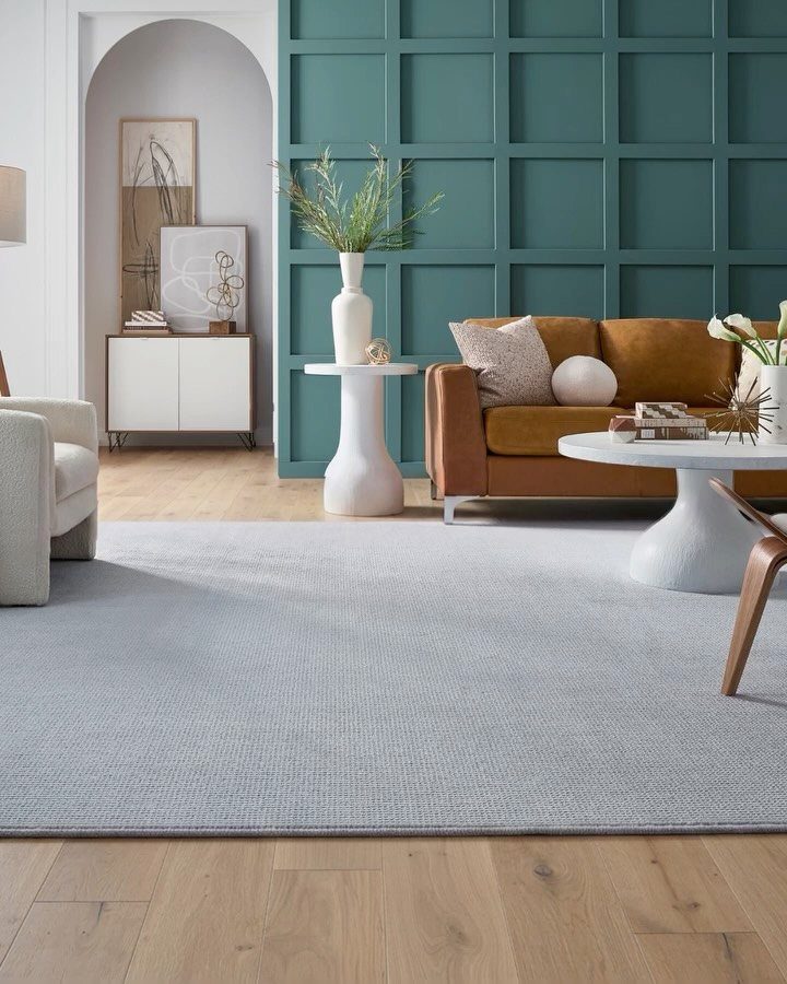 Floor and Wall Color Combinations: 27 Rooms That Get It Right 24 Teal paneled wall and light wood flooring in a modern living room setting.