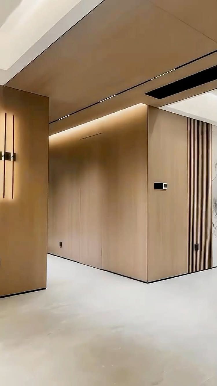 PVC Panel Design: 9 Ideas for Walls, Ceilings and Exteriors 9 Light wood-textured wall and ceiling panels in a modern minimalist interior setting.