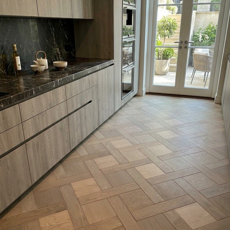 5 Random Wood Floor Pattern Ideas for Your Home 4 Light wood planks arranged in a basket weave pattern on a modern kitchen floor.