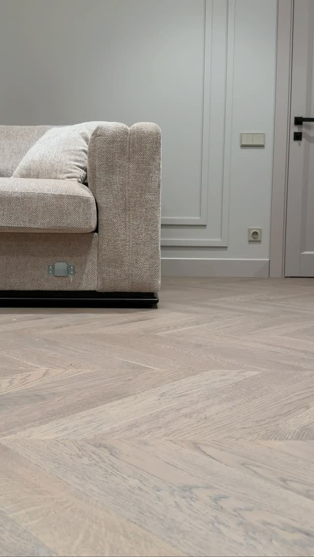 5 Random Wood Floor Pattern Ideas for Your Home 2 Light wood flooring featuring a continuous chevron pattern in a modern living room setting.